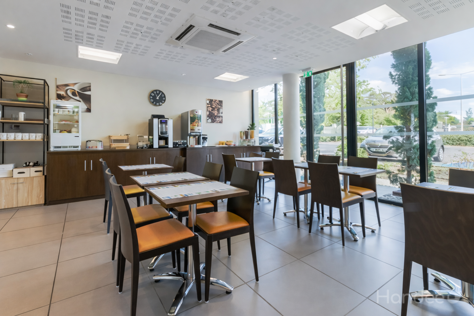 ALL%20SUITES%20PAU%20Espace%20petit%20de%CC%81jeuner