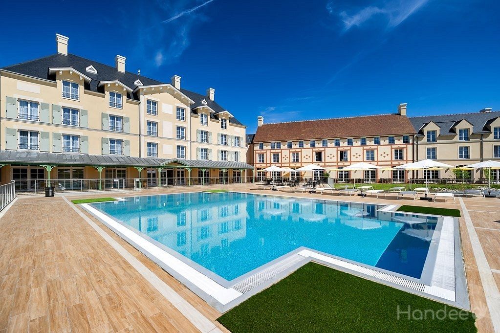 DOMAINE%20DU%20GOLF%20Piscine